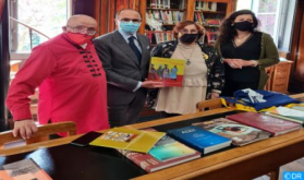 Donación de libros a la biblioteca São Lázaro para promover la cultura marroquí en Portugal