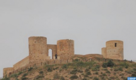 Alhucemas: El encargado de negocios de la embajada de Estados Unidos en Marruecos visita el sitio arqueológico de Al Kalaa Torres