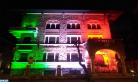 La fachada de la embajada de Marruecos en Roma adornada con los colores de la bandera italiana