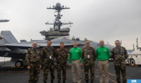 Una delegación de las FAR realiza una visita a bordo del portaaviones USS Harry S. Truman frente a las costas de Alhucemas