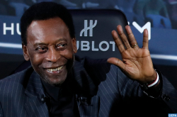 Volvieron a internar a Pelé en Brasil para continuar el tratamiento por un tumor