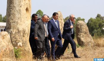 M. Bensaid visite le site archéologique "Cromelech Mzoura" à Larache