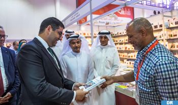 M. Bensaid visite le Salon international du livre de Sharjah