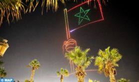 "Esprit de la Marche verte": Des shows de drones illuminent la place Al-Mechouar à Laâyoune