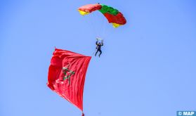 Fête du Trône : le public impressionné par des sauts d’exhibition exécutés par des parachutistes au Bouregreg