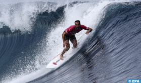 Jeux olympiques: le surfeur marocain Ramzi Boukhiam qualifié pour le 2è tour