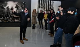 Des étudiants en visite guidée à l'exposition "De rage et de désir, le cœur battant des Hommes" au MMVI de Rabat