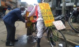 Coronavirus au Kenya: Waithaka, le fameux cycliste qui sensibilise les gens à l’importance du lavage permanent des mains