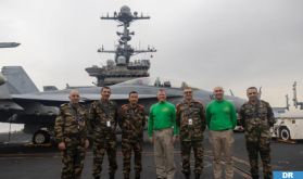 Une délégation des FAR effectue une visite à bord du porte-avions USS Harry S. Truman au large d’Al Hoceima