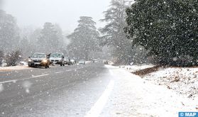 Province d'Ifrane: Les autorités mobilisées pour libérer les axes routiers après les chutes de neige (responsable)